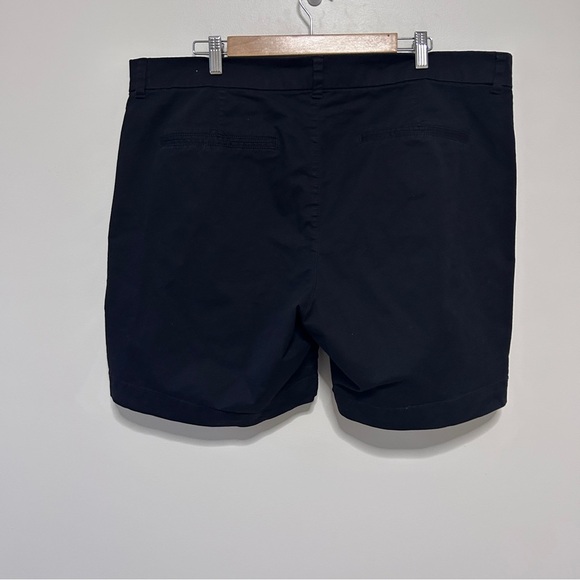 Old Navy Black Flat Front Shorts Women’s plus size 18 summer casual 11” rise - Picture 3 of 8